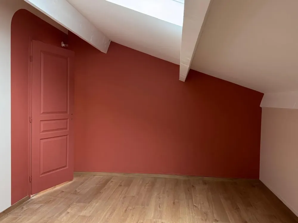 Mur et porte peints en teinte terracotta dans une pièce intérieure