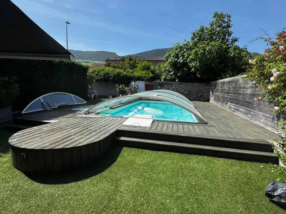 Terrasse en bois rénovée autour d’une piscine