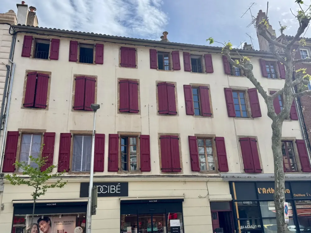 Façade avec volets en bois rénovés et repeints
